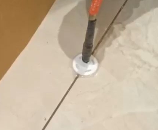 梅州市瓷砖空鼓维修公司专业解答瓷砖在铺贴过程中，如果没有涂抹均匀到位的粘结材料（如水泥砂浆或瓷砖胶），可能会导致以下问题