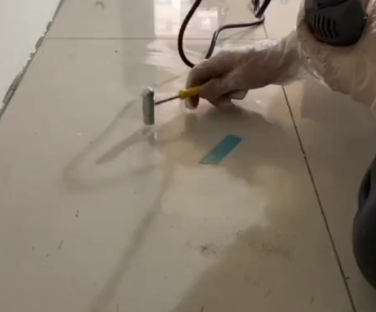 梅州市瓷砖开裂维修公司专业分享瓷砖在铺贴前如果没有沥干水分，将会导致以下问题
